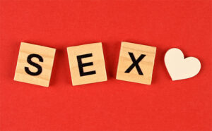 Holzbuchstaben auf denen Sex steht