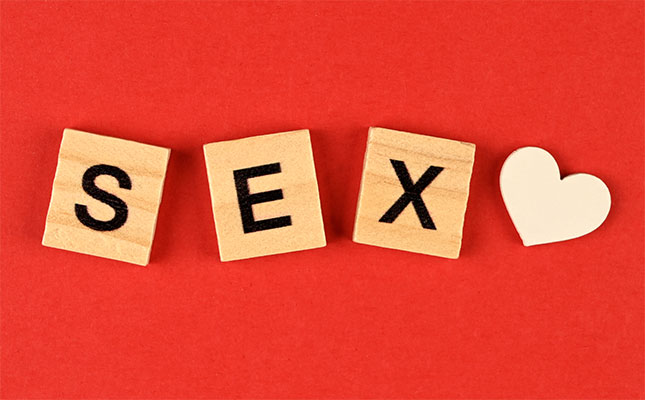 Holzbuchstaben auf denen Sex steht