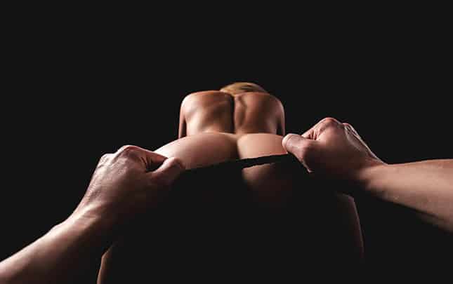 Rückansicht von Frau die Unterhose ausgezogen bekommt